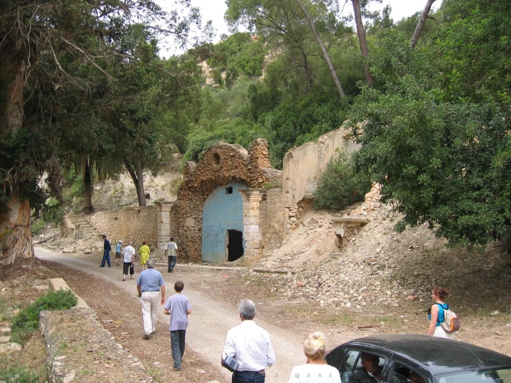 ORAN MAI 2006 F180 MISSERGHIN LA GROTTE L ENTREE.JPG